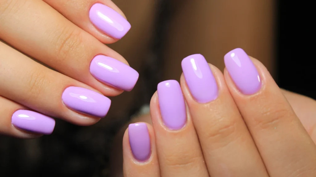  Detalle de diseño Nail Art refinado en uñas de gel realizado por una manicurista experta.
