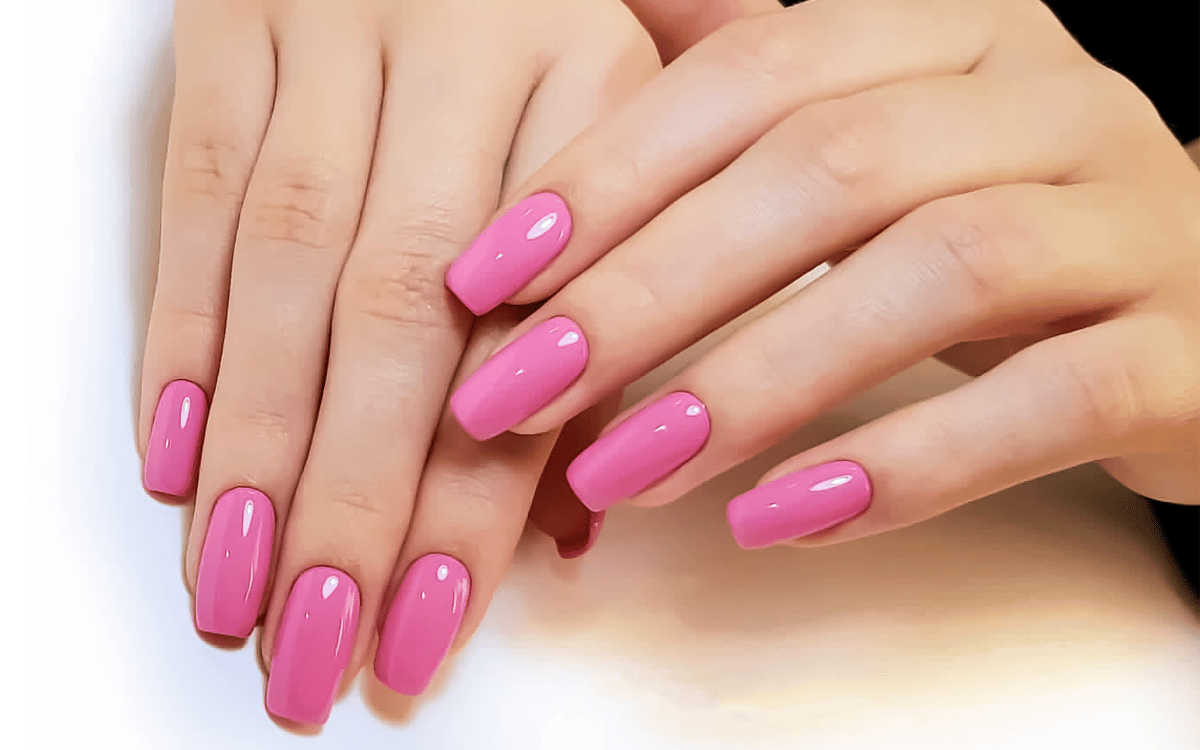 Especialista realizando un tratamiento de uñas en nail studio