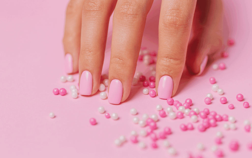 Profesional realizando una manicura con técnicas avanzadas