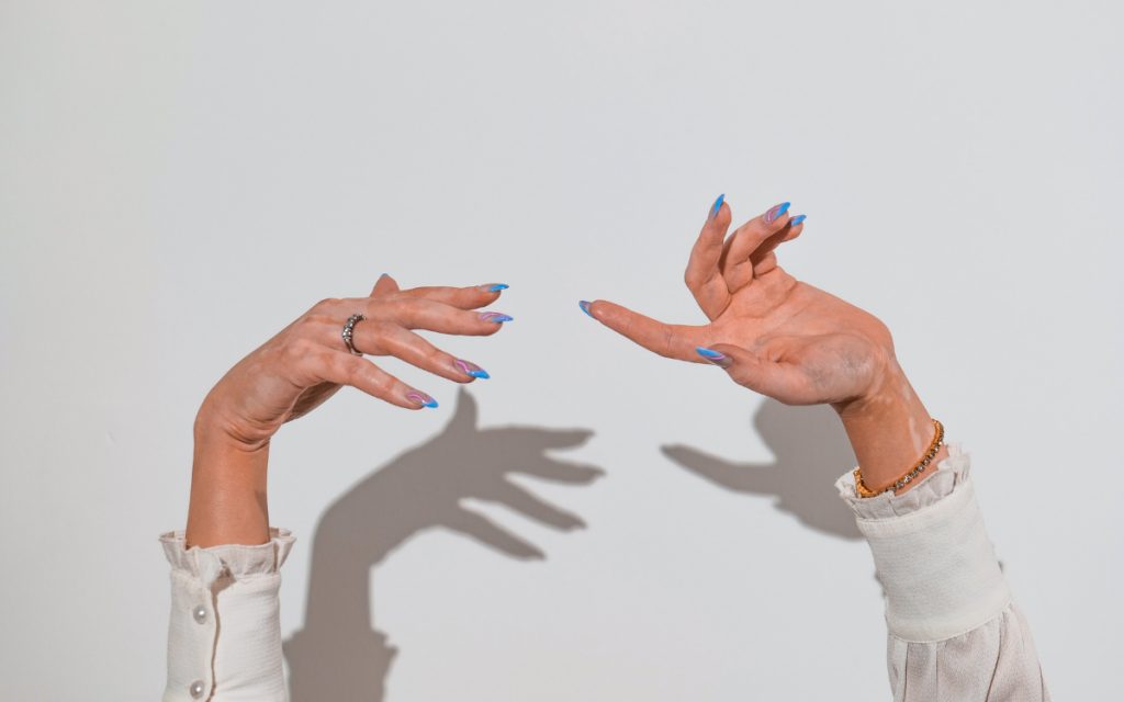 Diseño refinado en uñas de gel realizado por una manicurista experta en un estudio de uñas.