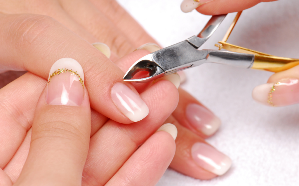 Manicura profesional siendo realizada en la mesa de trabajo de un estudio de uñas.